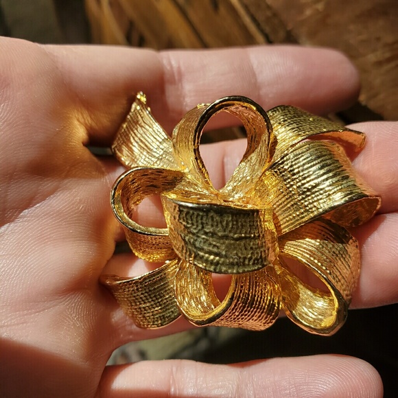 Vintage ☆ Princess Golden Ribbon Bow Pin / Brooch☆ - Picture 2 of 6